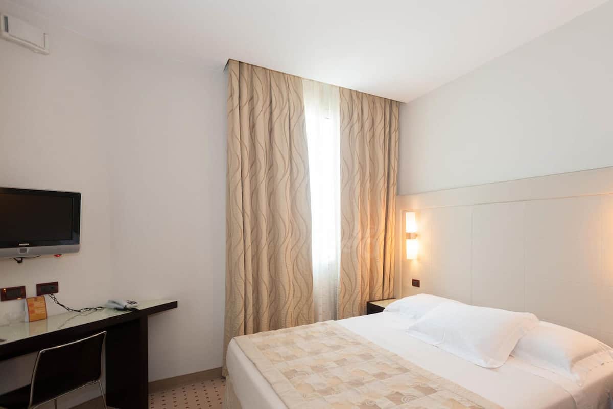 Luxe beddengoed, een kluis op de kamer, een bureau, geluiddichte muren
