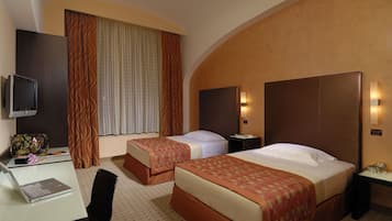 Ropa de cama de alta calidad y caja de seguridad en la habitación