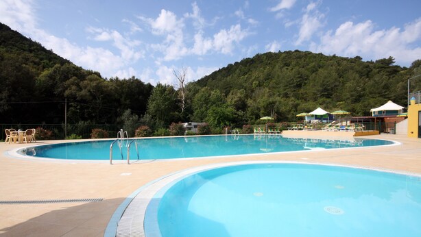 2 outdoor pools, pool umbrellas, sun loungers - Camping Village Canapai (Rio)