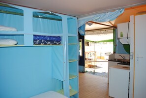 Driepersoonskamer, 2 slaapkamers | Verduisterende gordijnen, babybedden