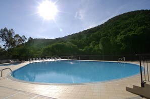 2 buitenzwembaden, parasols bij het zwembad en ligstoelen