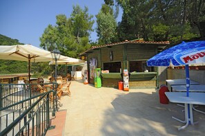 Poolside bar - Camping Village Canapai (Rio)