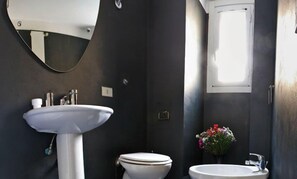 Dusj, toalettartikler (inkludert) og hårføner