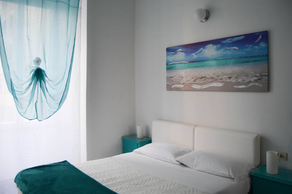 Desk, cribs (surcharge), WiFi (free)