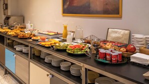 Un bufé con diferentes opciones de comida y bebidas.