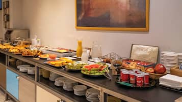Tägliches Frühstücksbuffet (12 EUR pro Person)