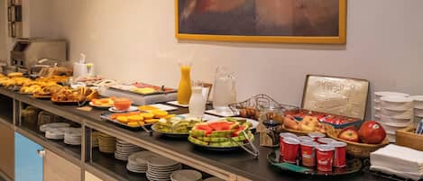 Un bufé con diferentes opciones de comida y bebidas.
