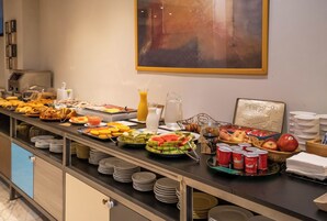 Desayuno buffet diario (EUR 12 por persona)