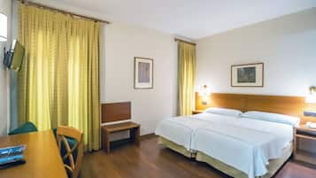 Kamar Double atau Twin | Didekorasi berbeda-beda, meja kerja, dan tirai kedap cahaya