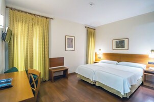 Escritorio, cortinas blackout, wifi gratis y decoración personalizada