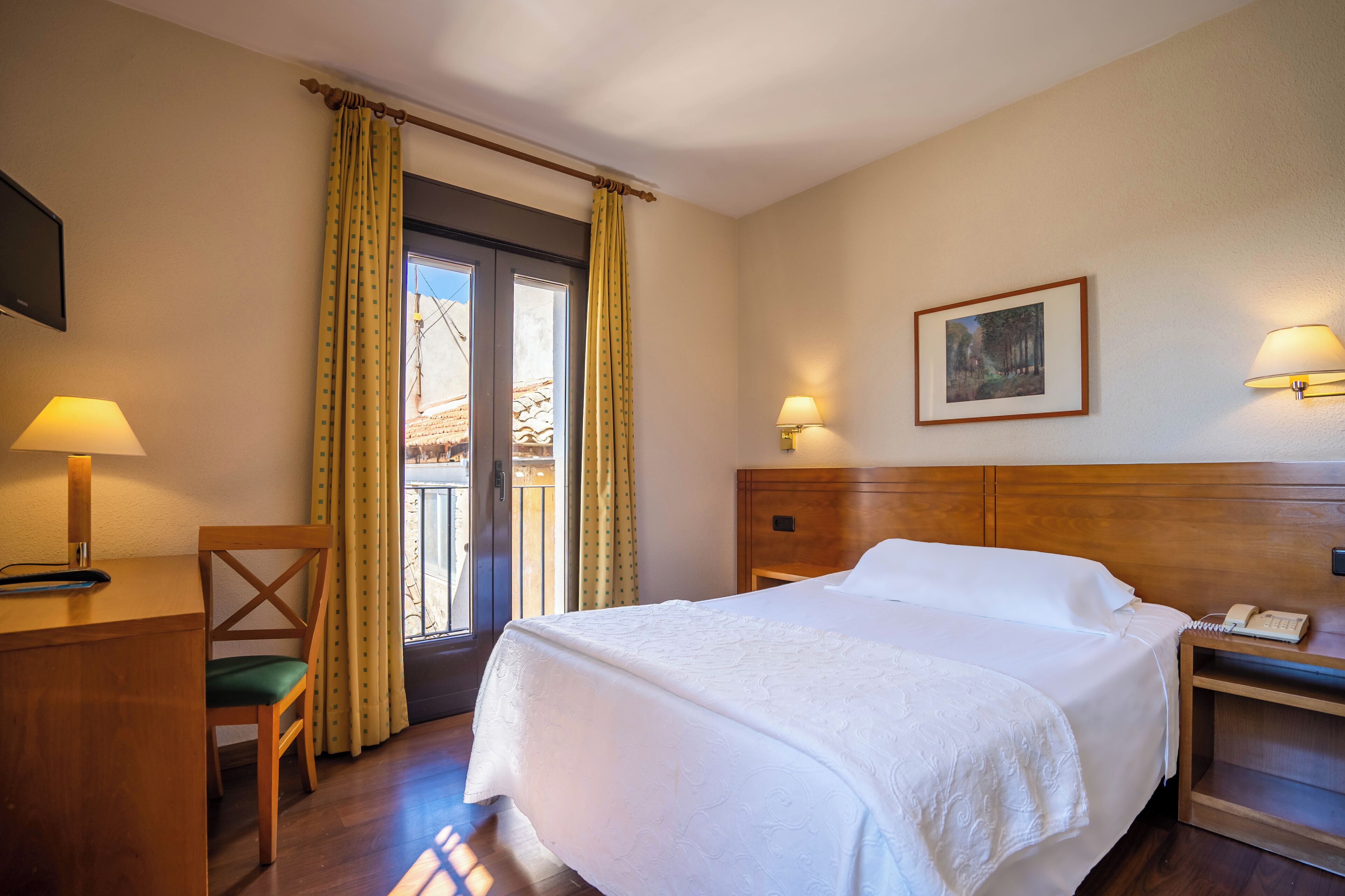 客室ごとに異なる装飾、デスク、遮光カーテン、WiFi (無料)