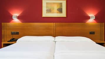 Double or Twin Room | Dihias secara berasingan, meja, langsir/tirai gelap terus