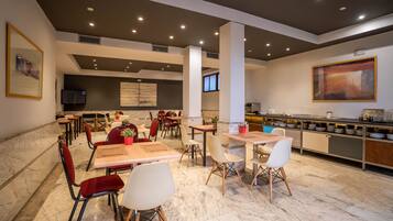 Sarapan prasmanan setiap hari (EUR 12 per orang)