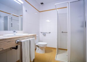 Bathtub, eco-friendly toiletries, hair dryer, bidet - Hotel YIT Conquista de Toledo (Toledo)