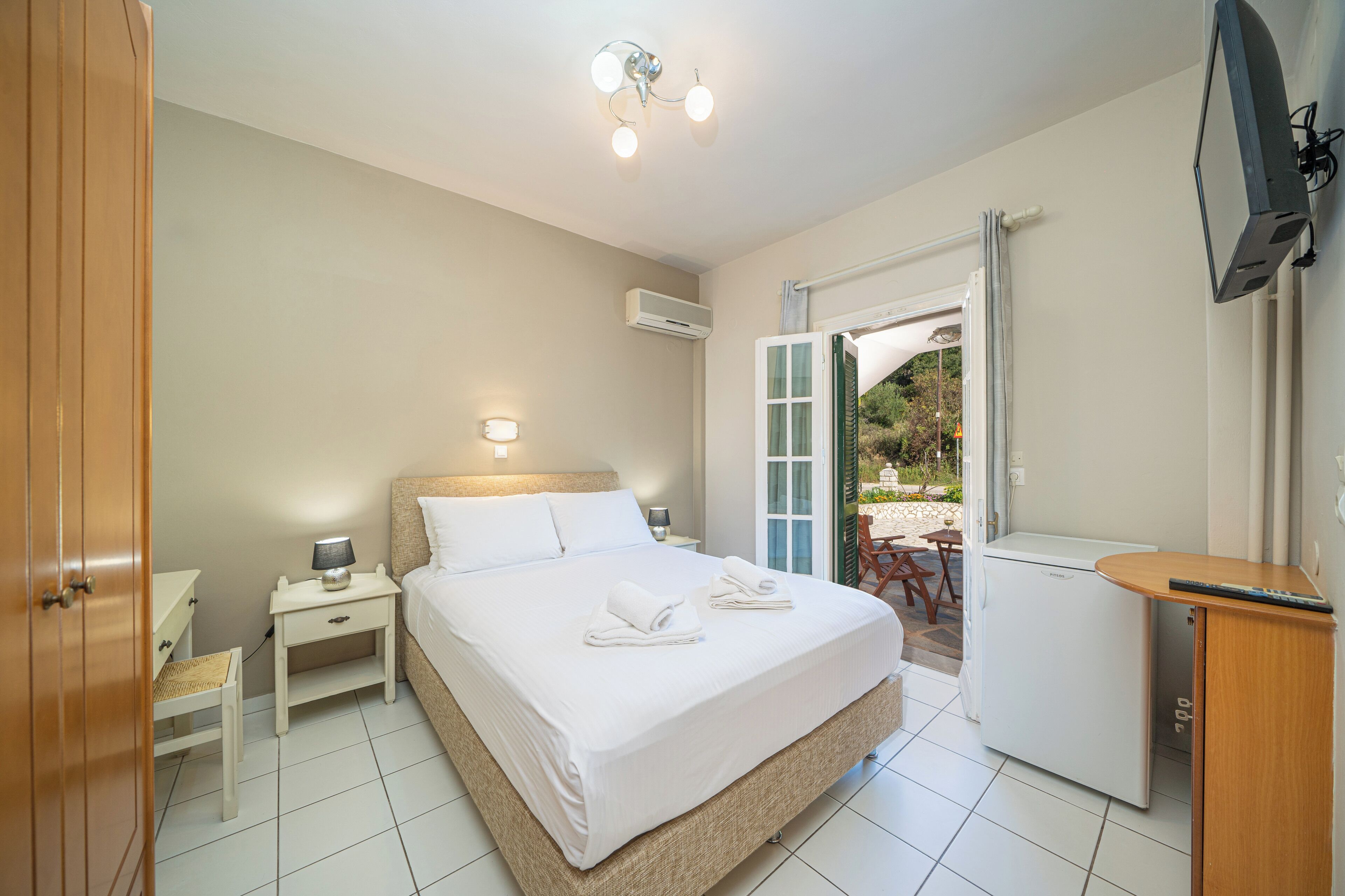 Basic Room | Down duvets, in-room safe, soundproofing, iron/ironing board