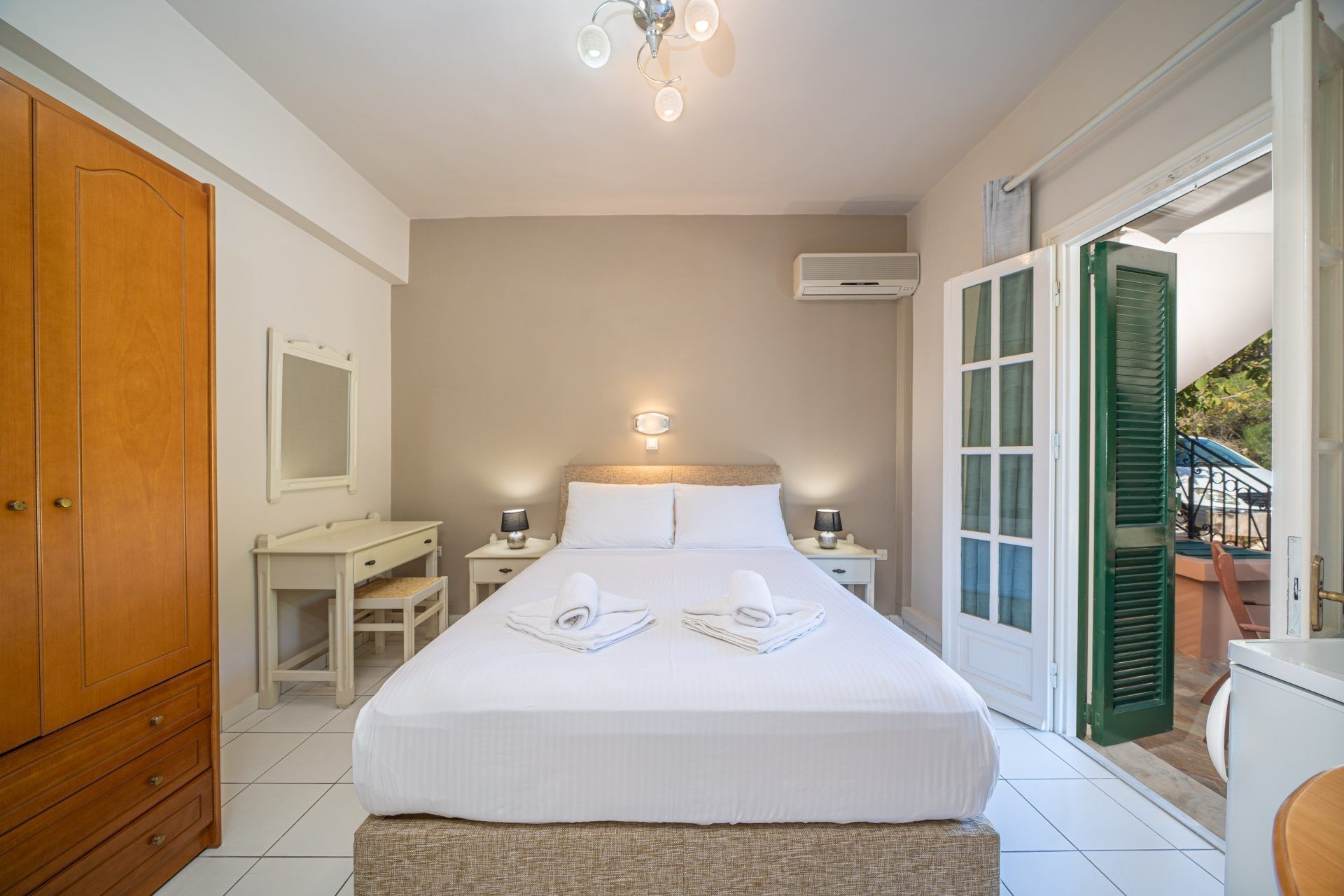 Basic Room | Down comforters, in-room safe, soundproofing, iron/ironing board