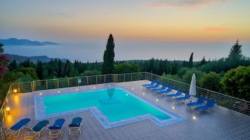 Kolam renang terbuka bermusim, payung kolam, kerusi lepak pantai