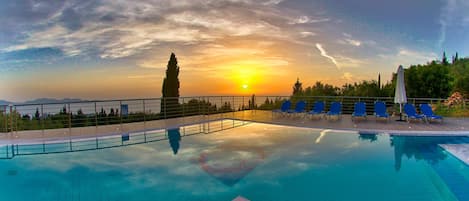 Piscina stagionale all'aperto, ombrelloni da piscina, lettini