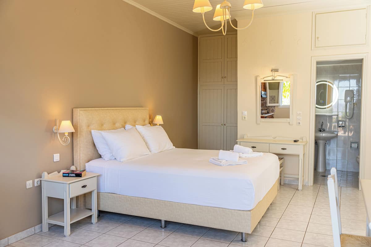 Studio, sjøutsikt, 1. etasje | Dundyner, safe på rommet, lydisolert og strykejern/-brett