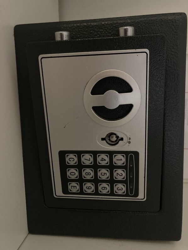 Cofre com entrada por teclado numérico e fechadura.
