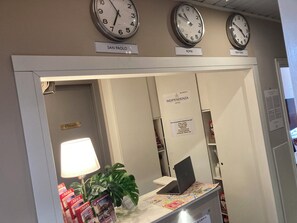 ฝ่า ยต้อนรับ