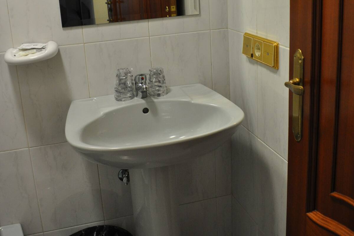 Bathroom sink
