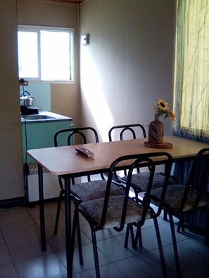 ตู้เย็นขนาดใหญ่, เตาประกอบอาหาร, เครื่องชงกาแฟ/ชา