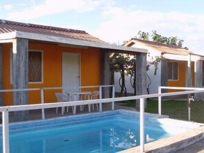 สระว่ายน้ำกลางแจ้งเปิดตามฤดูกาล