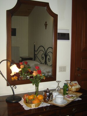 高級寢具、羽絨被、舒適加層、迷你吧