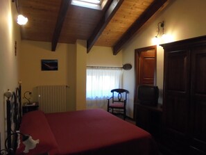 Chambre Confort double pour 1 personne, vue sur la montagne | Literie de qualité, couette en duvet, lit avec matelas à plateau-coussin