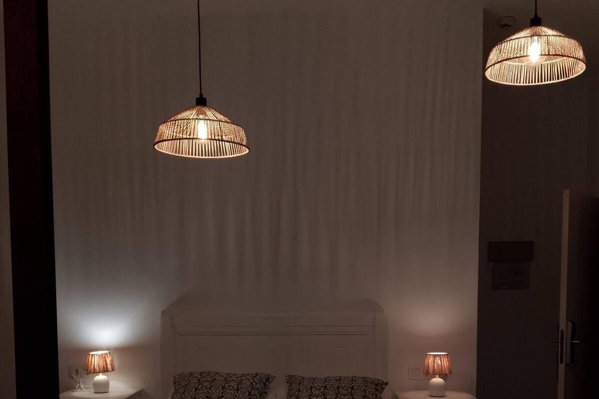 Camera con letto matrimoniale o 2 letti singoli | Una cassaforte in camera, una scrivania, tende oscuranti