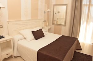 Suite junior, vistas a la ciudad | Caja fuerte, decoración individual, escritorio y cortinas opacas