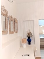 Habitación con 1 cama doble o 2 individuales | Caja fuerte, escritorio, cortinas opacas y sistema de insonorización