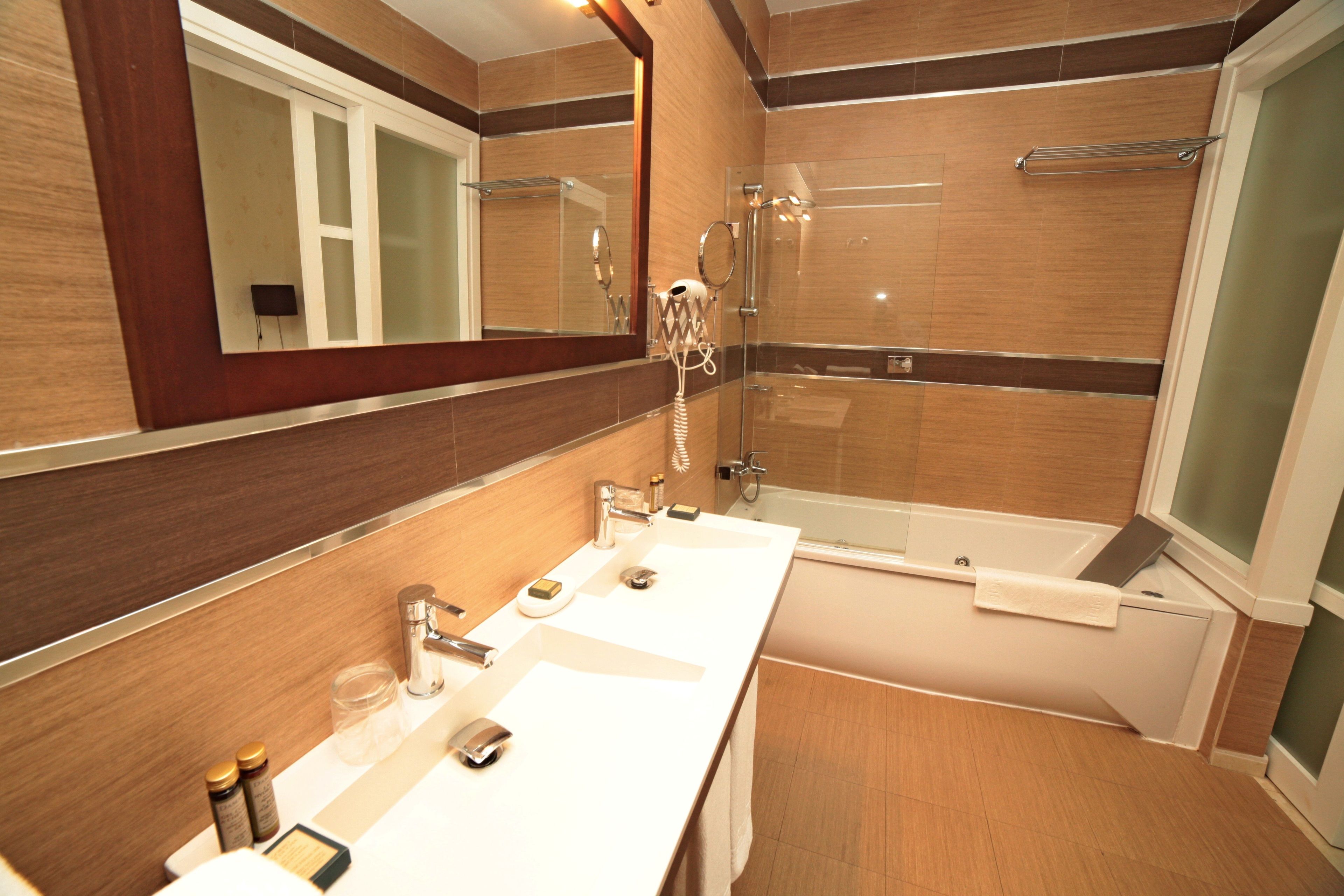 junior suite, city view | bathroom | shower, hair dryer, towels