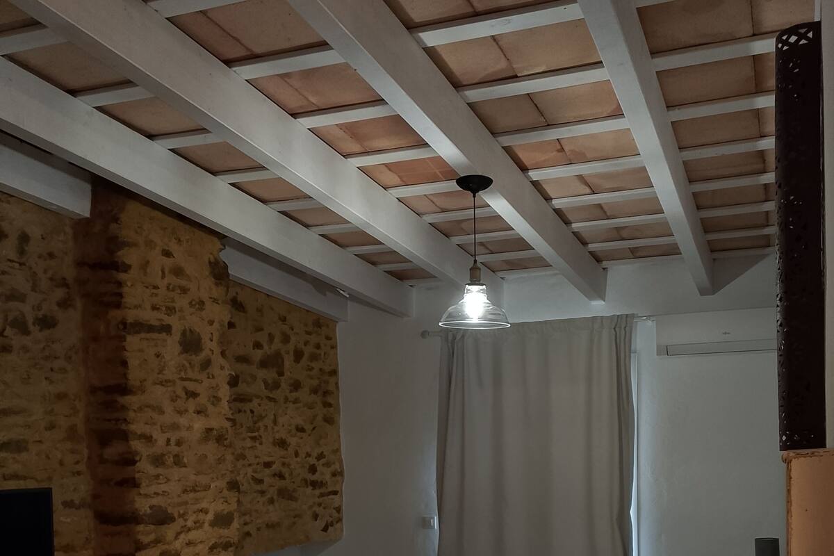Camera tripla | Una cassaforte in camera, una scrivania, tende oscuranti