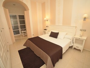 In-room safe, individually decorated, desk, blackout curtains - Hotel Convento Tarifa (Tarifa)