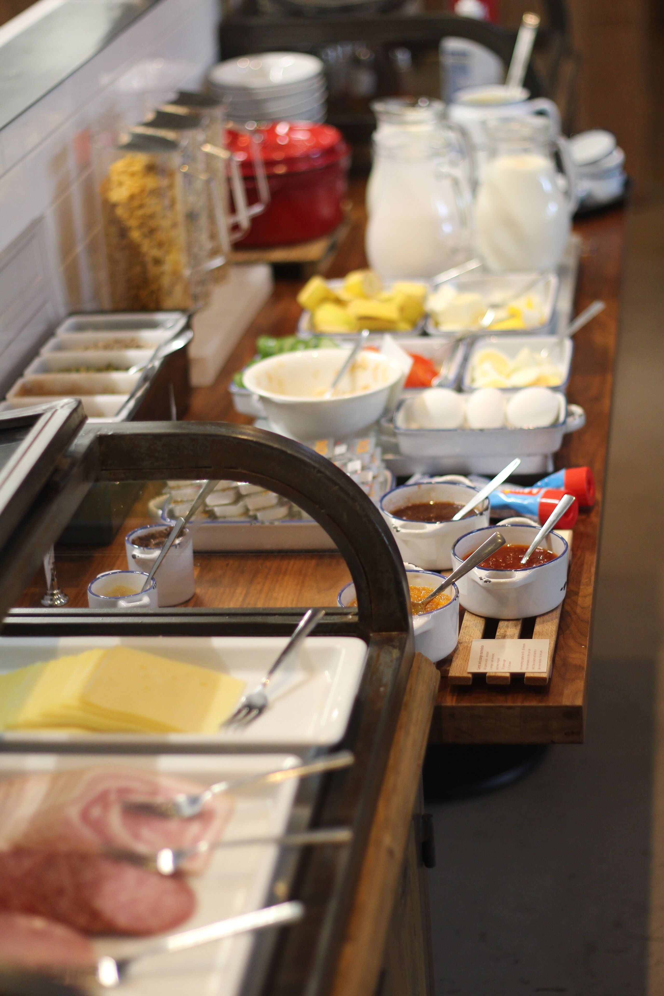 Un buffet proposant une variété de plats et d'accompagnements.