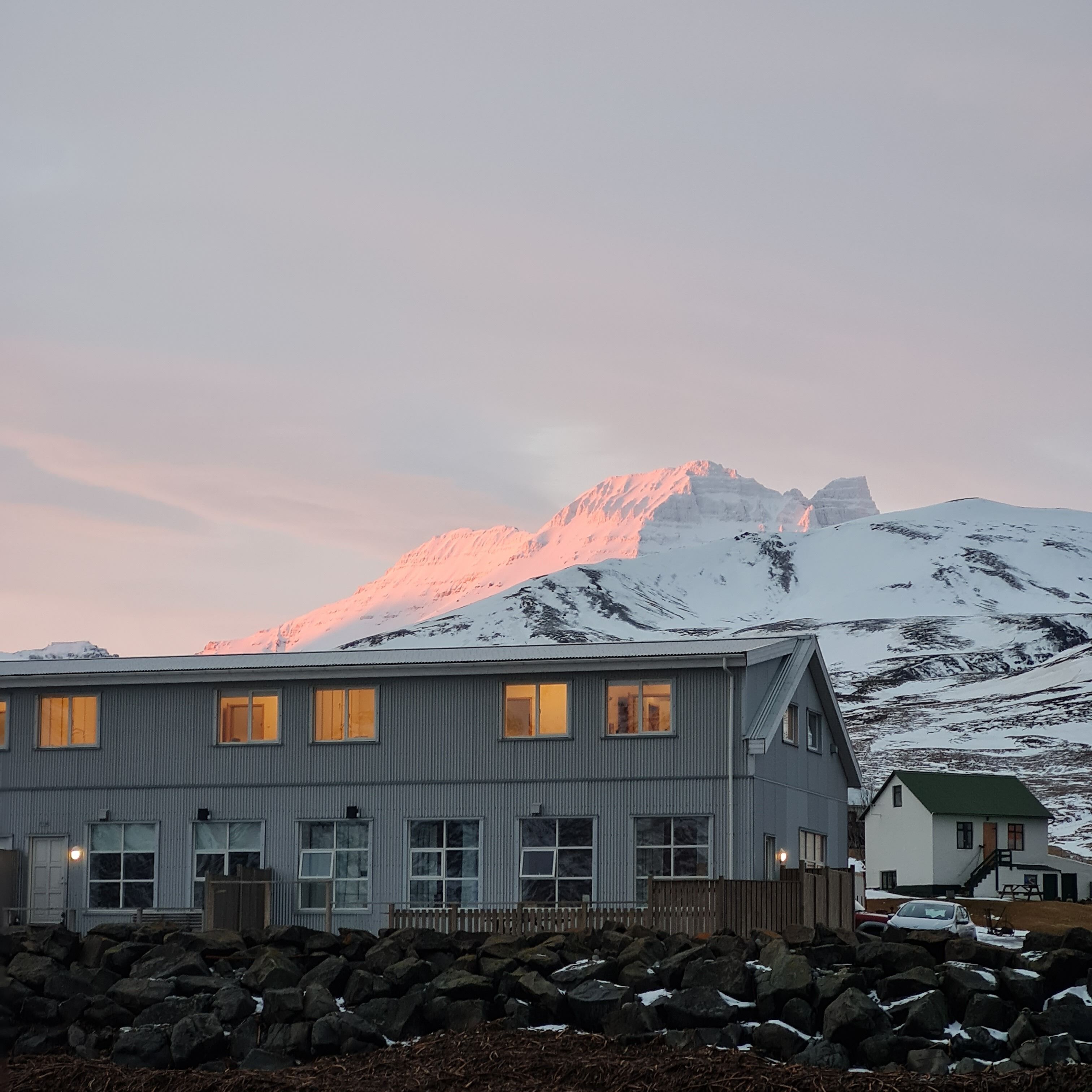 Un bâtiment à deux étages, doté d’une façade métallique et de nombreuses fenêtres.