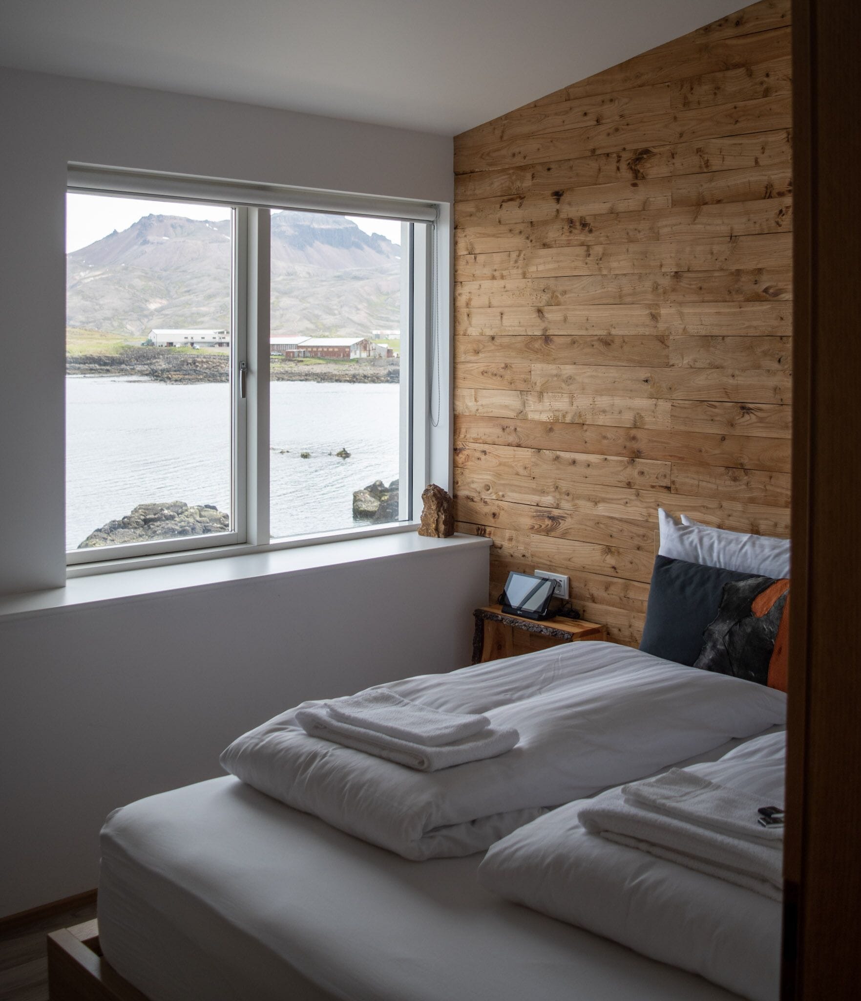 Espacio para trabajar con laptop, cortinas blackout y wifi gratis 