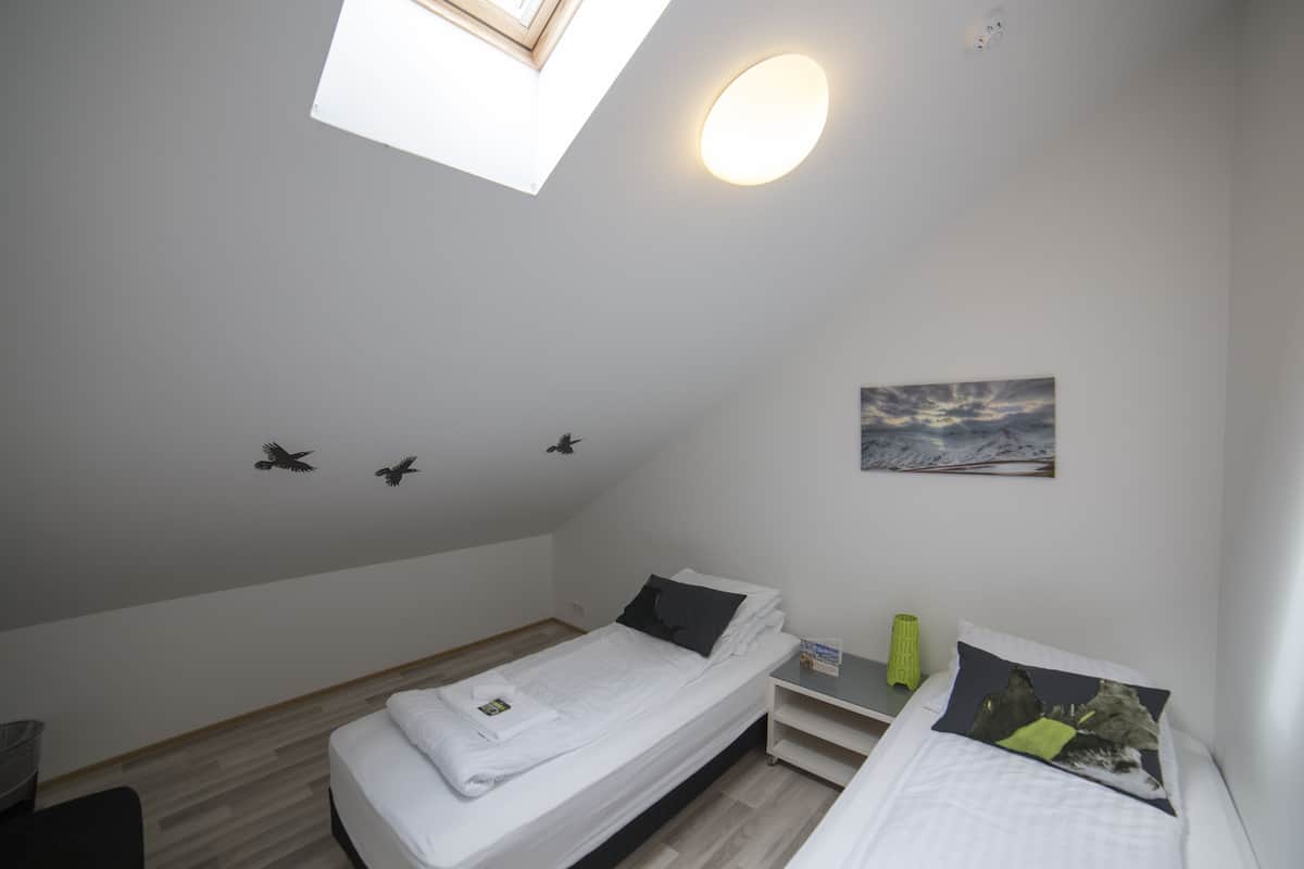 Habitación estándar con 1 cama doble o 2 individuales, baño compartido | Espacio para trabajar con un portátil, cortinas opacas, wifi gratis