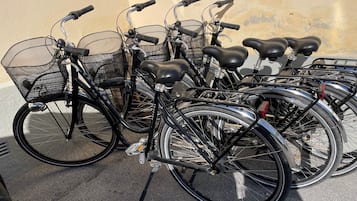 Varias bicicletas estacionadas junto a una pared.