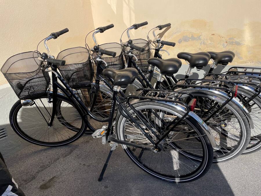 Varias bicicletas estacionadas junto a una pared.