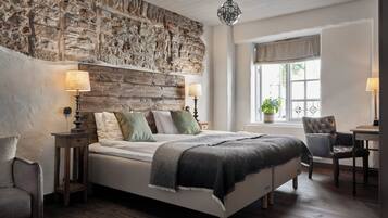 Deluxe-studio | Ylelliset vuodevaatteet, minibaari, tallelokero huoneessa