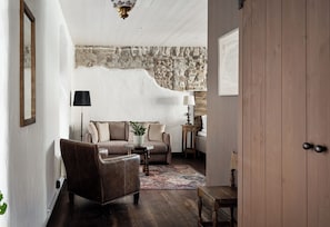 Deluxe Studio | Premium bedding, minibar, in-room safe, individually decorated - Hotell Helgeand Wisby (Visby)