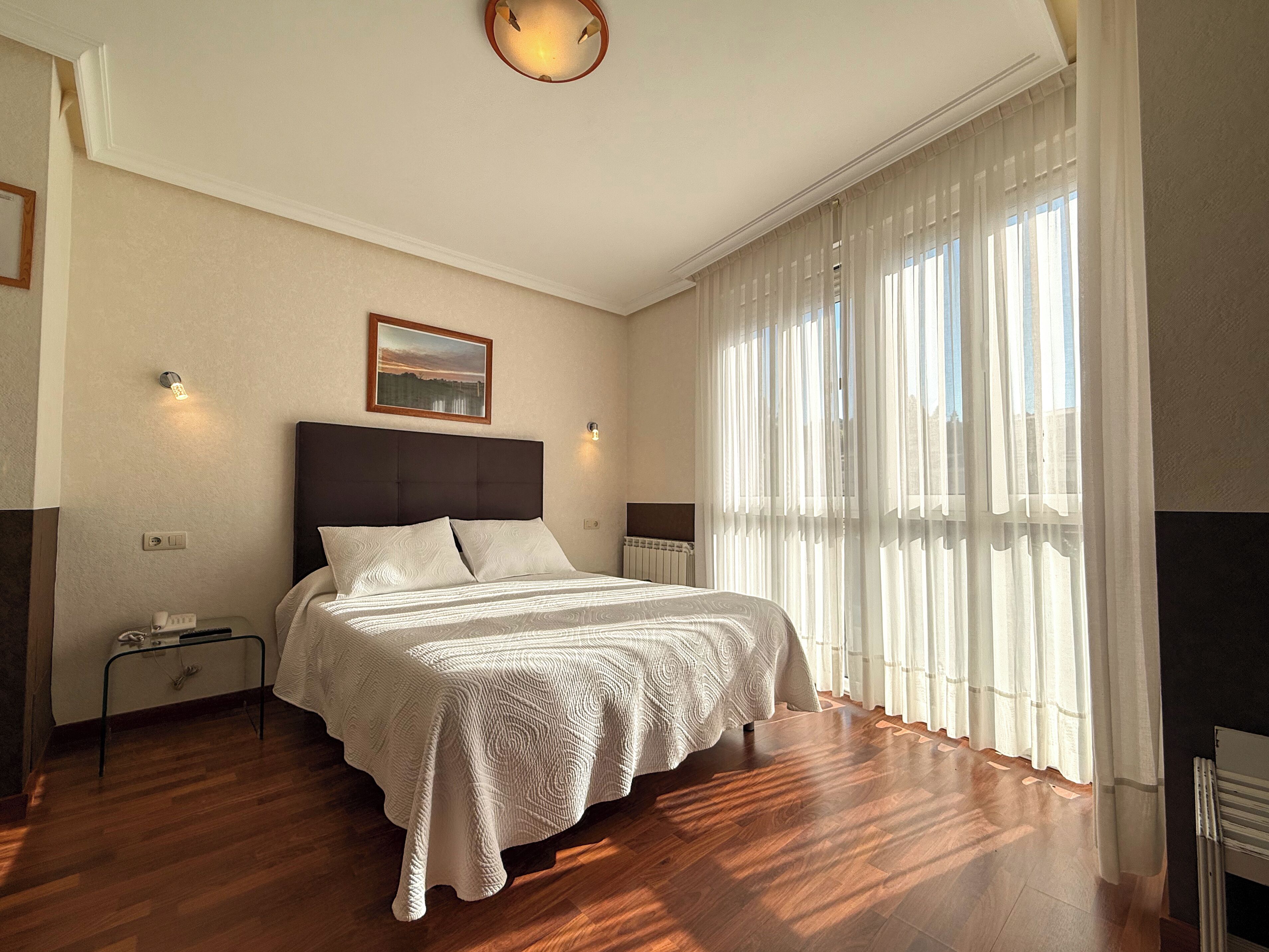 Habitación económica doble | Ropa de cama de alta calidad, colchones viscoelásticos, caja fuerte