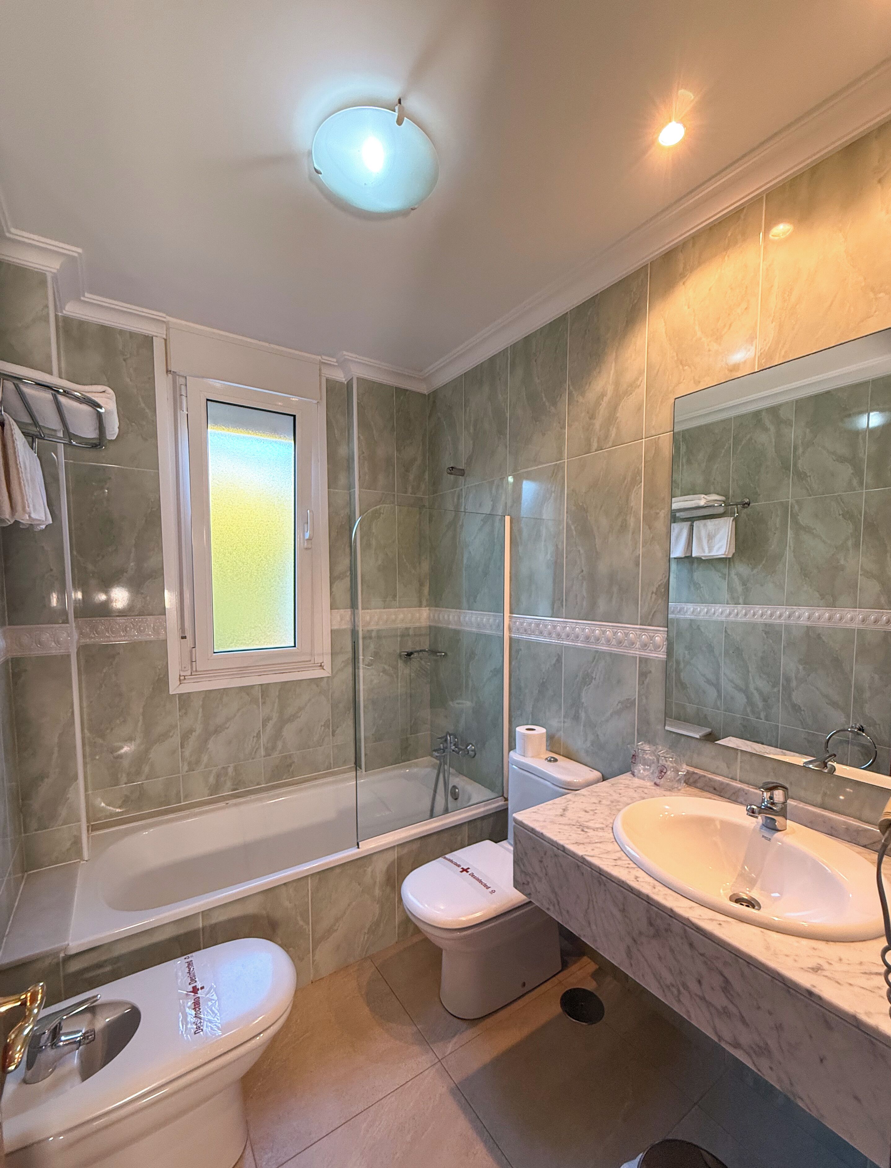 double room | bathroom | bathtub, free toiletries, hair dryer, bidet