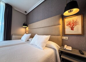 Premium bedding, memory-foam beds, in-room safe, individually decorated - Hotel Verdemar (Ribadesella)