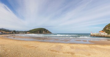 Una playa cerca, arena blanca