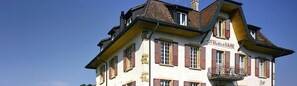A multi-story building with a sign reading "HOTEL DELAGARE".