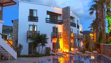 Außenpool (je nach Saison geöffnet), Sonnenschirme